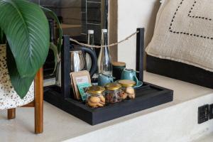 uma bandeja com frascos numa mesa com uma planta em Oculus Bali em Kintamani