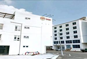 大山腳的住宿－OYO 90975 Atta Hotel，白色的建筑,旁边标有标志