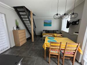 een woonkamer met een tafel en een bank bij Berzsenyi Ház in Balatonfenyves