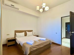 - une chambre avec un lit et 2 serviettes dans l'établissement NS Apartments in Yerevan city centre, à Erevan