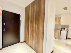 - une porte dans une pièce avec une cuisine dans l'établissement NS Apartments in Yerevan city centre, à Erevan