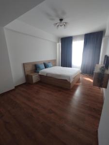 Un pat sau paturi într-o cameră la Brown Aparts