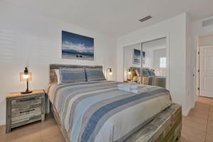 a bedroom with a large bed and a night stand at Spacious Condo W/ Pool,Gym near Disney & Seaworld in Kissimmee +51 photos