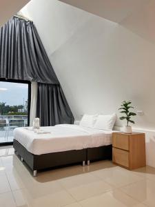 a bedroom with a bed and a window at บ้านสวนพระคุณพ่อ-แม่ in Udon Thani