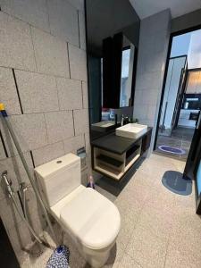 A bathroom at Borderless Swimming Pool - Invincible Twin Towers View - Free WiFi