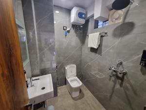 La salle de bains est pourvue de toilettes blanches et d'un lavabo. dans l'établissement The Robin- A Boutique Hotel, à Jaipur