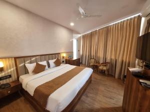 Cette chambre comprend un grand lit et une table. dans l'établissement The Robin- A Boutique Hotel, à Jaipur