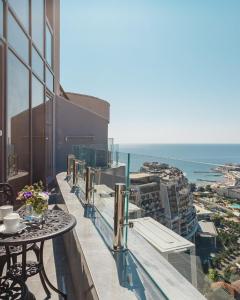 balcón con mesa y vistas al océano en Arcadia Sky Classic LUX, en Odessa