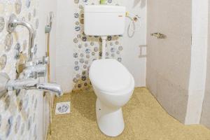W łazience znajduje się biała toaleta z prysznicem. w obiekcie FabHotel Happy Stay In w mieście Hinjewadi