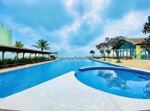 Bassenget på eller i nærheten av Lfamily Ocean view Apartment 91m2 - ARIA Vung Tau Private Beach Resort, căn hộ Aria Vũng Tàu 91 m2 view biển, bãi biển riêng