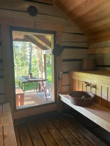 a kitchen with a large window in a cabin at Sepasaun in Joaveski