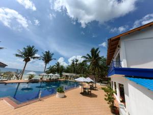uitzicht op het zwembad van het resort bij May Beach Resort in Koh Rong Island