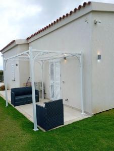 a pergola on the side of a house at Sea & Country Rooms in Golfo Aranci