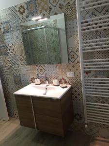bagno con lavandino e specchio di Ostuni nuova casa vacanze a Ostuni