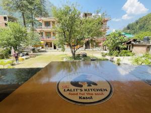 Una señal que dice leones comida de cocina para el alma en The Lalits Kitchen, en Kasol
