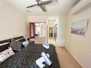 Postel nebo postele na pokoji v ubytování BHA 4- Beachfront Bliss - 2 bed + 32 fotografií