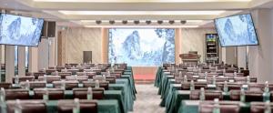 TV a/nebo společenská místnost v ubytování Sun Garden Hotel