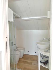 A bathroom at Dolce Dimora Charme Mare