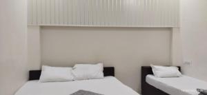 Posteľ alebo postele v izbe v ubytovaní Shree Gajlaxmi Hotel walking distance from mahakaleswar