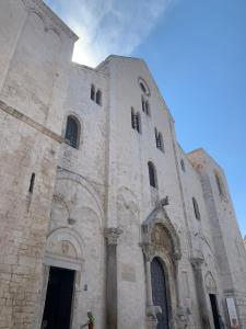 un grand bâtiment en pierre avec une grande tour dans l'établissement Porto Antico, à Bari