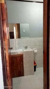 uma casa de banho com um lavatório e um espelho em Zara's Casa Rental em Siquijor