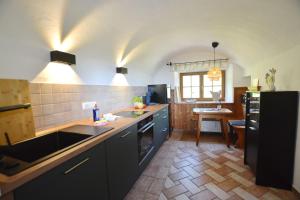 cocina con fregadero y encimera en BergZeit en Aschau im Chiemgau