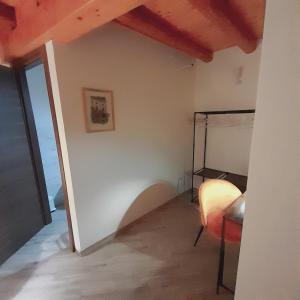 Zimmer mit einer weißen Wand und einer roten Decke in der Unterkunft Enzo'S Suite in Palermo