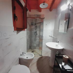 e bagno con servizi igienici, lavandino e doccia. di Enzo'S Suite a Palermo