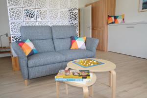 ein Wohnzimmer mit einem Sofa und einem Tisch in der Unterkunft ChiemseeKoje in Prien am Chiemsee