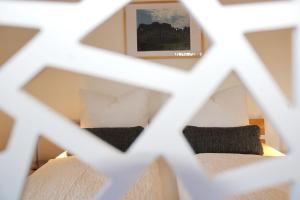Zimmer mit einem Bett und einem Bild an der Wand in der Unterkunft ChiemseeKoje in Prien am Chiemsee