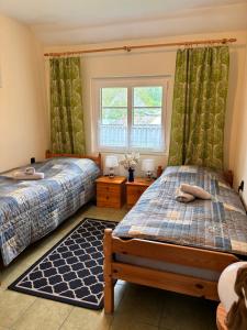 a bedroom with two beds and a window at Agroturystyka „U Rzeźbiarza” in Sławno