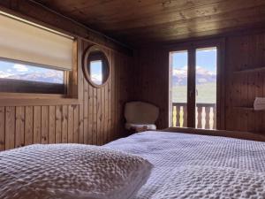 Voodi või voodid majutusasutuse Eco Lodge with Jacuzzi and View in the Swiss Alps toas