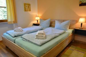 ein Schlafzimmer mit 2 Betten und Handtüchern darauf in der Unterkunft Ferienresidenz Chiemseestrand - Apartment 14 in Chieming