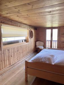 Katil atau katil-katil dalam bilik di Eco Lodge with Jacuzzi and View in the Swiss Alps