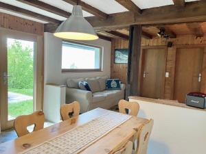 Televiisor ja/või meelelahutuskeskus majutusasutuses Eco Lodge with Jacuzzi and View in the Swiss Alps