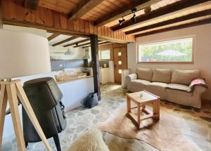 Ruang duduk di Eco Lodge with Jacuzzi and View in the Swiss Alps