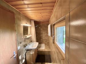 Bilik mandi di Eco Lodge with Jacuzzi and View in the Swiss Alps