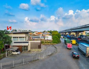 Blick auf eine Stadt mit einer Brücke und Autos in der Unterkunft Swiss-Belexpress Rest Area KM. 19 Cikampek in Cikunir Satu