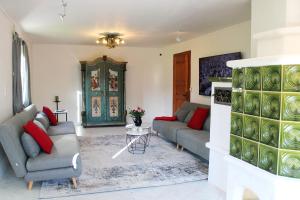 ein Wohnzimmer mit 2 Sofas und einem Kamin in der Unterkunft Landsitz SeeBlick in Bernau am Chiemsee