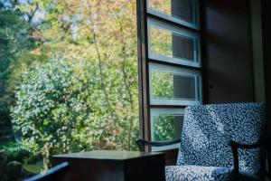 伊豆的住宿－Ochiairo，坐在窗前的椅子