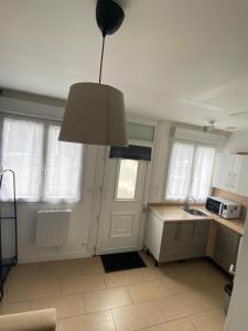 Η κουζίνα ή μικρή κουζίνα στο studio Vercingétorix - Proche Paris & Disney