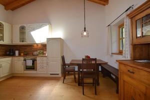 uma cozinha com uma mesa de madeira e uma sala de jantar em nock her berge em Marquartstein