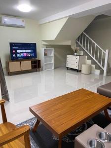 Μια τηλεόραση ή/και κέντρο ψυχαγωγίας στο Kata beach townhouse +15 φωτογραφίες