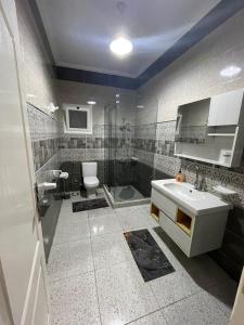 y baño con lavabo, ducha y aseo. en Nubian Villa with Private Pool en Naj‘ al Aḩwāl