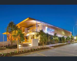 Un edificio con un cartel en el costado. en Oracle (2)2705, en Gold Coast