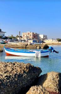 - deux bateaux amarrés dans l'eau près d'une plage dans l'établissement FLOWER'S HOUSE di Doris Simone, à Bari