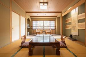 Predel za sedenje v nastanitvi 燕温泉ホテル岩戸屋