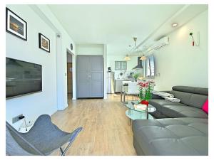 un soggiorno con un divano e un tavolo di Villa Luka Apartment Gray mit Pool a Funtana