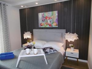 una camera da letto con un letto e un tavolo di Villa Luka Apartment Gray mit Pool a Funtana Altre 26 foto