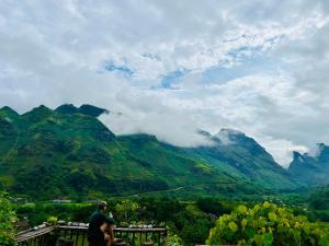 Pemandangan umum gunung atau pemandangan gunung yang diambil dari hotel